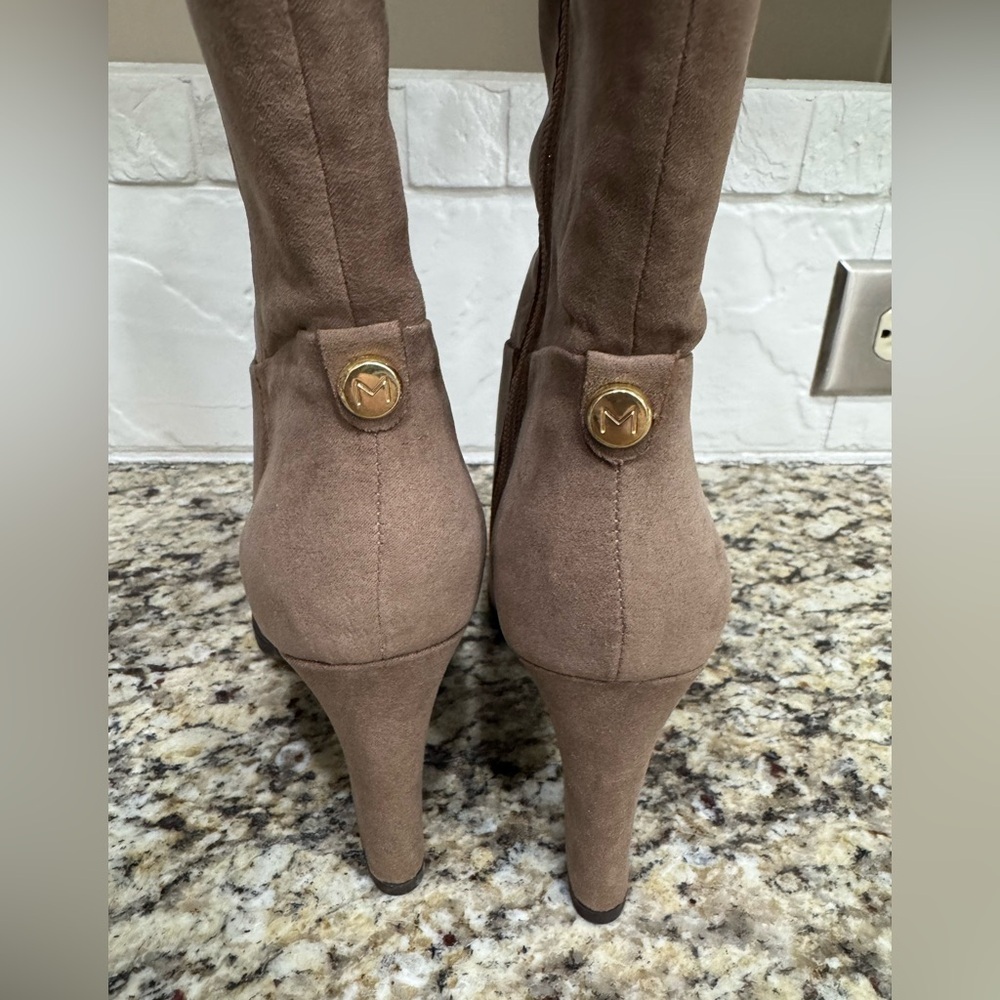 NWT JCPenney Brown Suede Knee High Heeled Boots with Tassel Size 6.5 - Picture 3 of 6